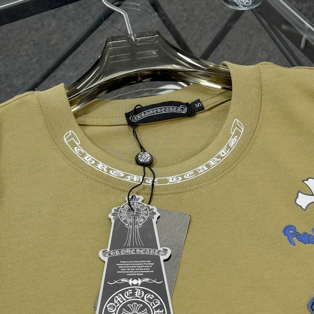 P180 Chrome hearts 25 high version fabrics made of 300 grams of high-density cotton, no deformation, no shrinkage, complete with three labels, same style for men and women, process; printing + denim patch embroidery process + original metal label Color: black white khaki SIZE: S-XL